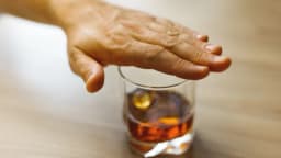 Cualquier cantidad de alcohol aumenta el riesgo de demencia: estudio