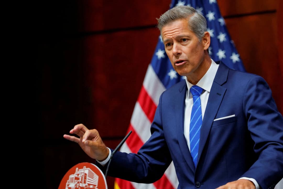 El secretario de Transporte de EE. UU., Sean Duffy, anuncia medidas contra los estados que no cumplan los requisitos de idioma inglés para los conductores comerciales, durante una rueda de prensa en el Departamento de Transporte de EE. UU. en Washington, el 26 de agosto de 2025. (Brian Snyder/Foto de archivo/Reuters)