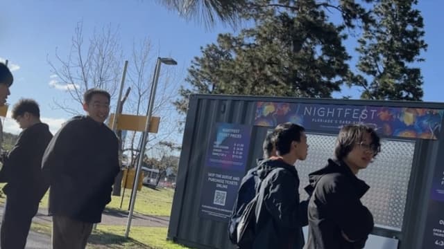 Un grupo de jóvenes chinos acusados de burlarse de practicantes de Falun Gong mientras se grababan a sí mismos en el Festival Floriade de Canberra, Australia, el 20 de septiembre de 2025. (Fotografía cortesía de Nancy Dong)