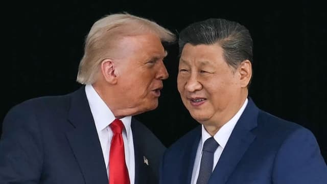 El presidente de Estados Unidos, Donald Trump (izquierda), habla con el presidente de China, Xi Jinping, mientras se dan la mano tras sus conversaciones en la base aérea de Gimhae, situada junto al aeropuerto internacional de Gimhae, en Busan, el 30 de octubre de 2025. (ANDREW CABALLERO-REYNOLDS/AFP a través de Getty Images)