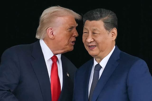 El presidente de Estados Unidos, Donald Trump (izquierda), habla con el presidente de China, Xi Jinping, mientras se dan la mano tras sus conversaciones en la base aérea de Gimhae, situada junto al aeropuerto internacional de Gimhae, en Busan, el 30 de octubre de 2025. (ANDREW CABALLERO-REYNOLDS/AFP a través de Getty Images)