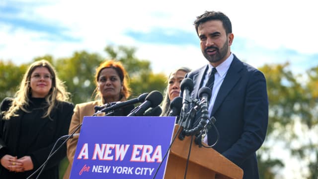 El alcalde electo de la ciudad de Nueva York, Zohran Mamdani, habla durante una rueda de prensa en el Unisphere del Flushing Meadows Corona Park, en el distrito de Queens de la ciudad de Nueva York, el 5 de noviembre de 2025. (Alexi J. Rosenfeld/Getty Images).