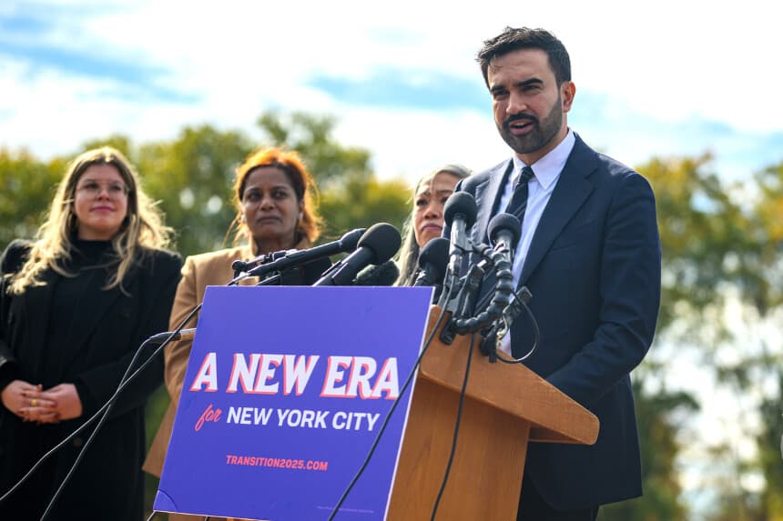 El alcalde electo de la ciudad de Nueva York, Zohran Mamdani, habla durante una rueda de prensa en el Unisphere del Flushing Meadows Corona Park, en el distrito de Queens de la ciudad de Nueva York, el 5 de noviembre de 2025. (Alexi J. Rosenfeld/Getty Images).