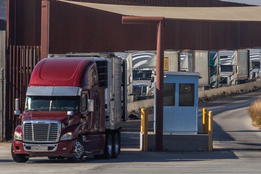 Camiones hacen fila para entrar a México en el puerto de entrada de Otay Mesa, en la frontera entre Estados Unidos y México, el 1 de febrero de 2025 en San Diego, California.(Apu Gomes/Getty Images)