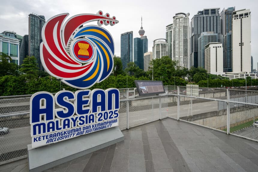 El logotipo de la Asociación de Naciones del Sudeste Asiático (ASEAN) antes de la 47.ª Cumbre de la ASEAN en Kuala Lumpur, Malasia, el 23 de octubre de 2025. (Mohd Rasfan/AFP a través de Getty Images).