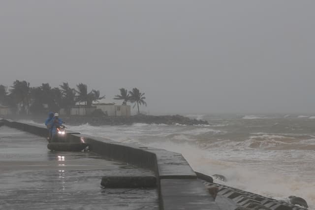 Tifón Kalmaegi golpea Vietnam tras dejar más de 100 muertos en Filipinas