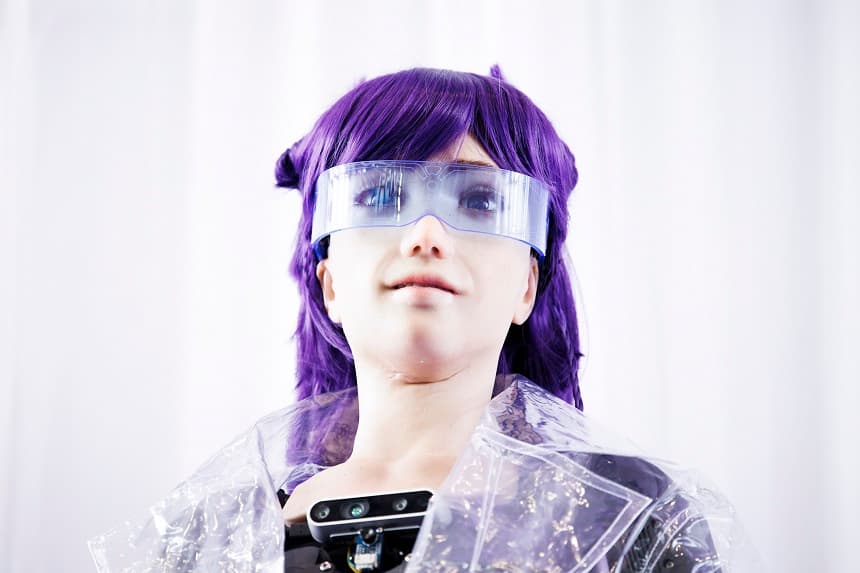 La inteligencia artificial de Yada Labs llamada Desdemona, con un cuerpo robótico, se encuentra en un escenario en la feria de electrónica de consumo y electrodomésticos IFA 2023, el 1 de septiembre de 2023 en Berlín, Alemania. (Carsten Koall/Getty Images)