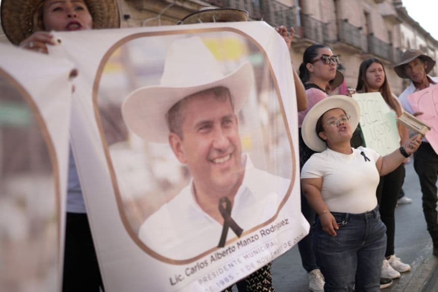 Personas sostienen carteles en una manifestación por el asesinato del alcalde de Uruapan Carlos Manzo este miércoles, en Morelia, México. (EFE/ Iván Villanueva)