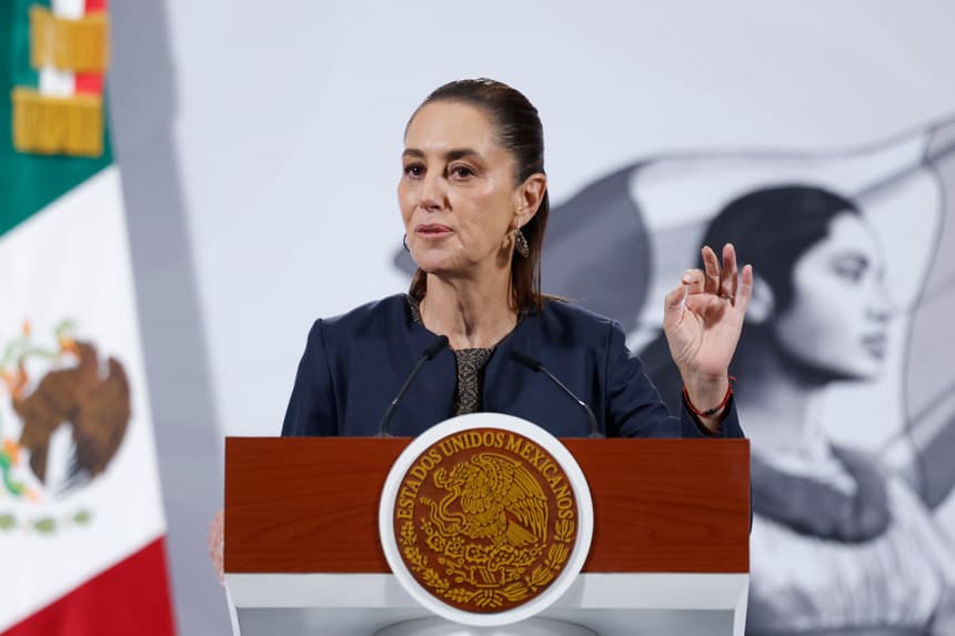 La presidenta de México, Claudia Sheibaum, habla durante una rueda de prensa este jueves, en Palacio Nacional de la Ciudad de México. Sheinbaum informó que se está dialogando con las familias afectadas por las catastróficas lluvias del mes de octubre, cuyas casas están en zonas de alto riesgo de inundaciones, para que puedan ser realojadas en otros zonas. (EFE/ Sáshenka Gutiérrez)