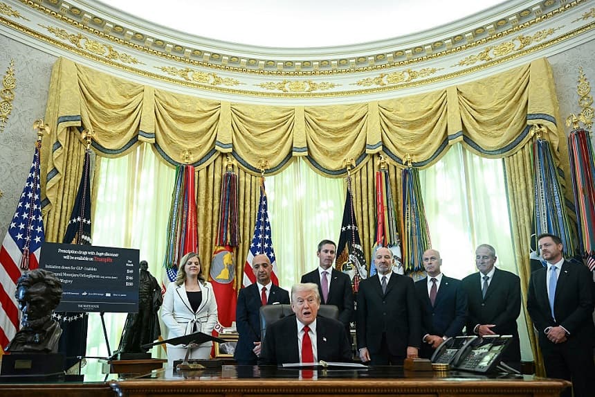 El presidente de Estados Unidos, Donald Trump, hace un anuncio en el Despacho Oval de la Casa Blanca en Washington D. C. el 6 de noviembre de 2025. (ANDREW CABALLERO-REYNOLDS/AFP a través de Getty Images)