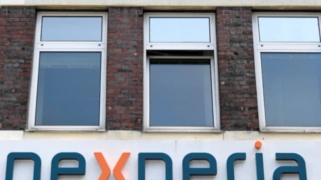 El logotipo de la empresa china de semiconductores Nexperia en Hamburgo, Alemania, el 27 de junio de 2024. (Fabian Bimmer/Reuters)