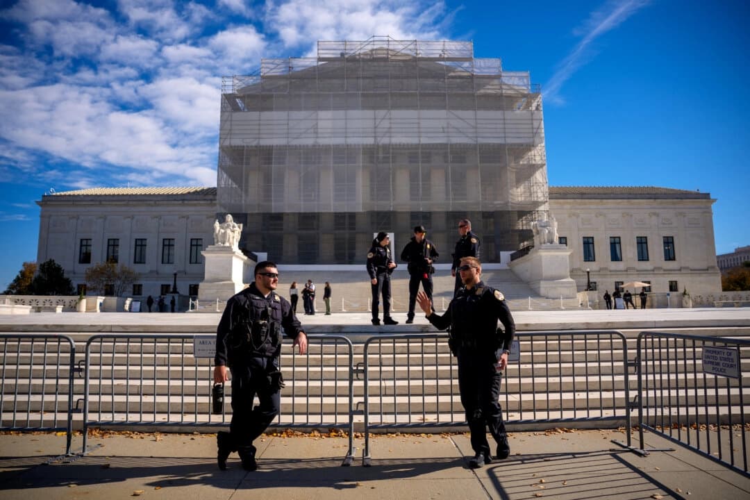 Oficiales de policía montan guardia frente a la Corte Suprema en Washington el 5 de noviembre de 2025. (Andrew Harnik/Getty Images).