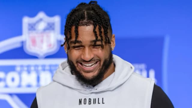 Marshawn Kneeland, de los Western Michigan Broncos, habla con los medios de comunicación durante el Draft Combine de la NFL de 2024 en el Lucas Oil Stadium el 28 de febrero de 2024 en Indianápolis. (Foto de Michael Hickey/Getty Images)
