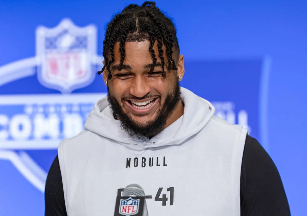 Marshawn Kneeland, de los Western Michigan Broncos, habla con los medios de comunicación durante el Draft Combine de la NFL de 2024 en el Lucas Oil Stadium el 28 de febrero de 2024 en Indianápolis. (Foto de Michael Hickey/Getty Images)