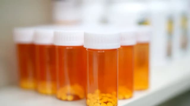 Medicamentos almacenados en las estanterías de una farmacia de Los Ángeles el 12 de mayo de 2025. (Eric Thayer/Getty Images)