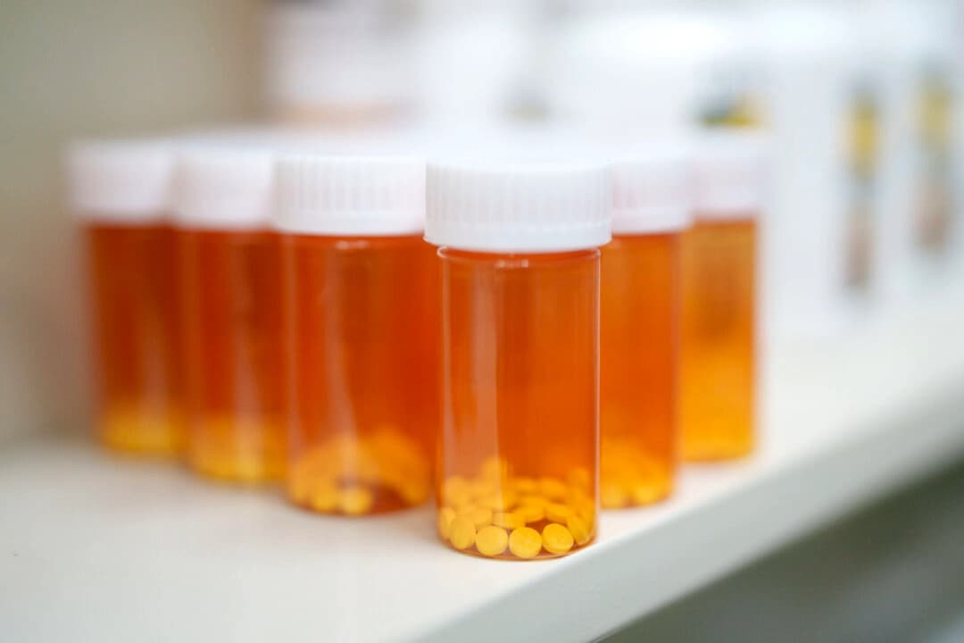 Medicamentos almacenados en las estanterías de una farmacia de Los Ángeles el 12 de mayo de 2025. (Eric Thayer/Getty Images)
