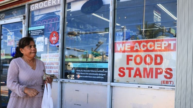 La administración Trump debe financiar íntegramente los cupones de alimentos para noviembre: juez