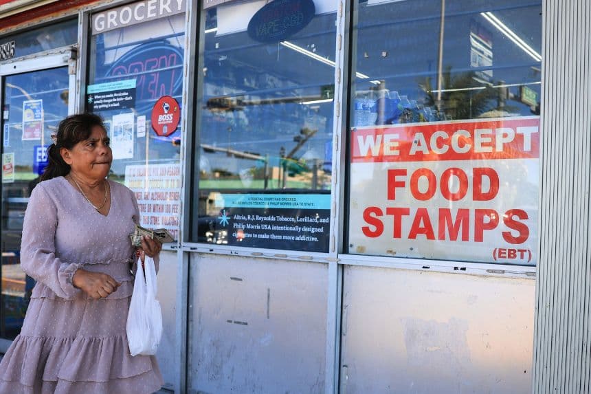 Un cartel con el mensaje "Aceptamos cupones de alimentos" cuelga en el escaparate de una tienda de comestibles el 31 de octubre de 2025 en Miami, Florida. (Foto de Joe Raedle/Getty Images)