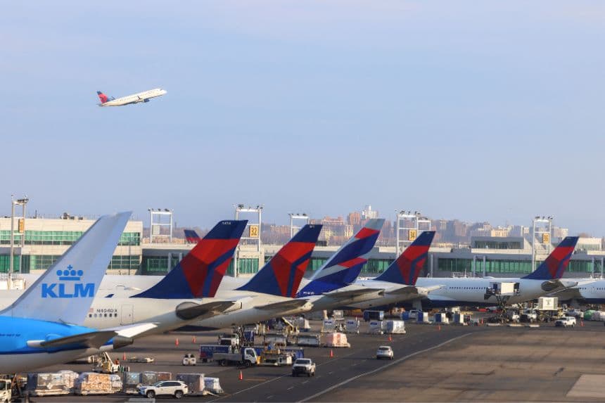 Un avión de pasajeros Embraer 190 de Delta Airlines despega del Aeropuerto Internacional John F. Kennedy en la ciudad de Nueva York el 4 de marzo de 2025. (Foto de CHARLY TRIBALLEAU/AFP vía Getty Images)