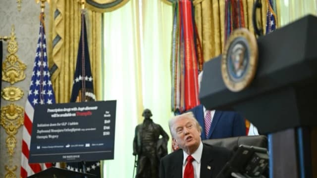 El presidente Donald Trump habla durante un anuncio sobre los medicamentos para bajar de peso en el Despacho Oval de la Casa Blanca el 6 de noviembre de 2025. (Andrew Caballero-Reynolds/AFP a través de Getty Images)