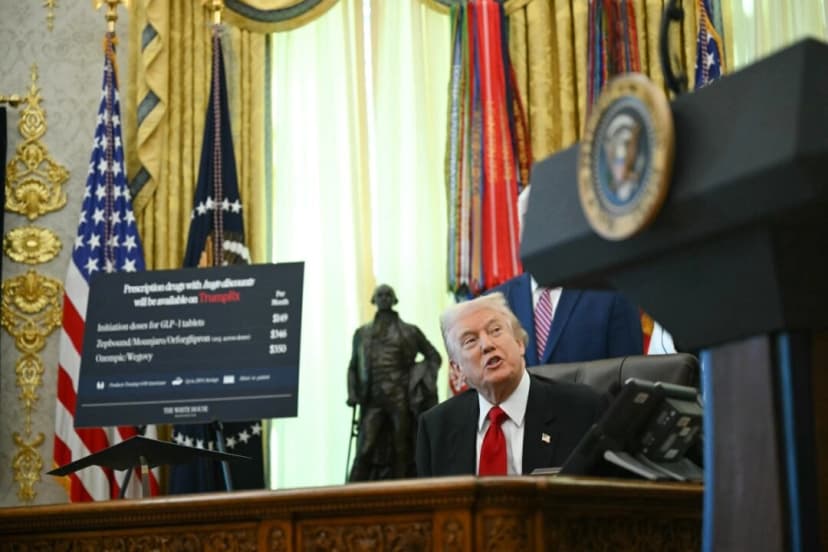 El presidente Donald Trump habla durante un anuncio sobre los medicamentos para bajar de peso en el Despacho Oval de la Casa Blanca el 6 de noviembre de 2025. (Andrew Caballero-Reynolds/AFP a través de Getty Images)