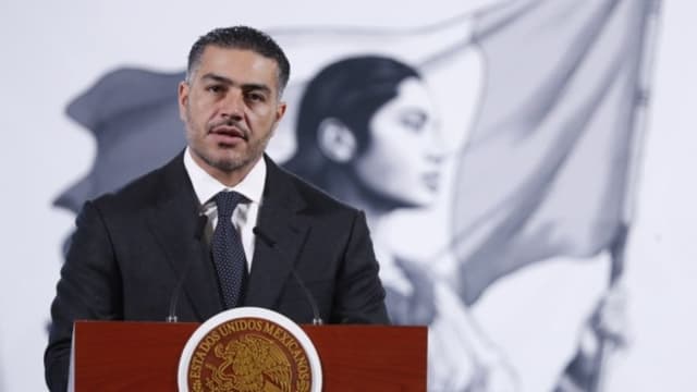 El secretario de Seguridad y Protección Ciudadana, Omar García Harfuch, habla durante una rueda de prensa de la presidenta de México, Claudia Sheinbaum, en el Palacio Nacional de la Ciudad de México, México. Imagen de archivo. (EFE/Mario Guzmán)