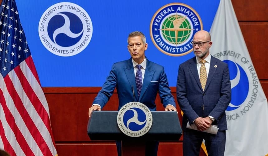 El secretario de Transporte, Sean Duffy (izq.), y el administrador de la FAA, Bryan Bedford (der.), ofrecen una conferencia de prensa en la sede del Departamento de Transporte, en Washington, el 5 de noviembre de 2025. (Tasos Katopodis/Getty Images)