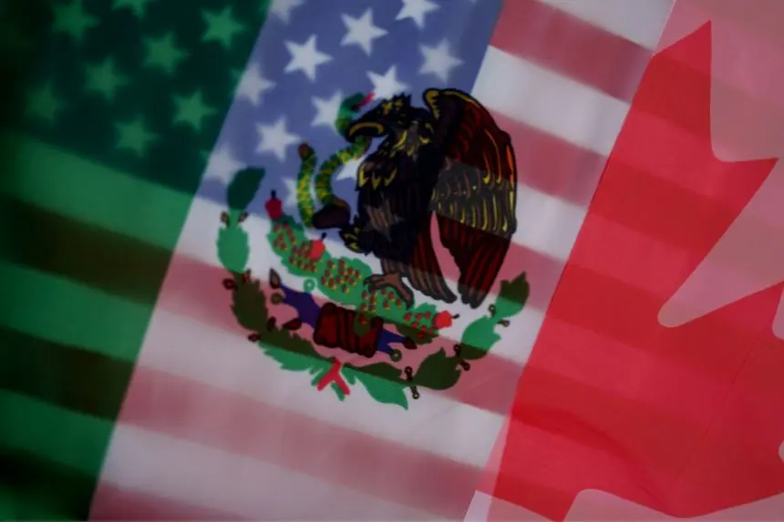 Imagen ilustrativa. Banderas fondo México y Estados Unidos (Eric Thayer/Getty Images) Bandera Canadá (DOMINIC GWINN/Middle East Images/AFP via Getty Images)