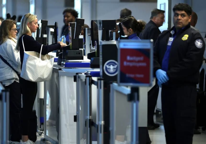 Los pasajeros pasan por los controles de seguridad de la TSA en el Aeropuerto Nacional Ronald Reagan de Washington, en Arlington (Virginia), el 27 de octubre de 2025. (Alex Wong/Getty Images)