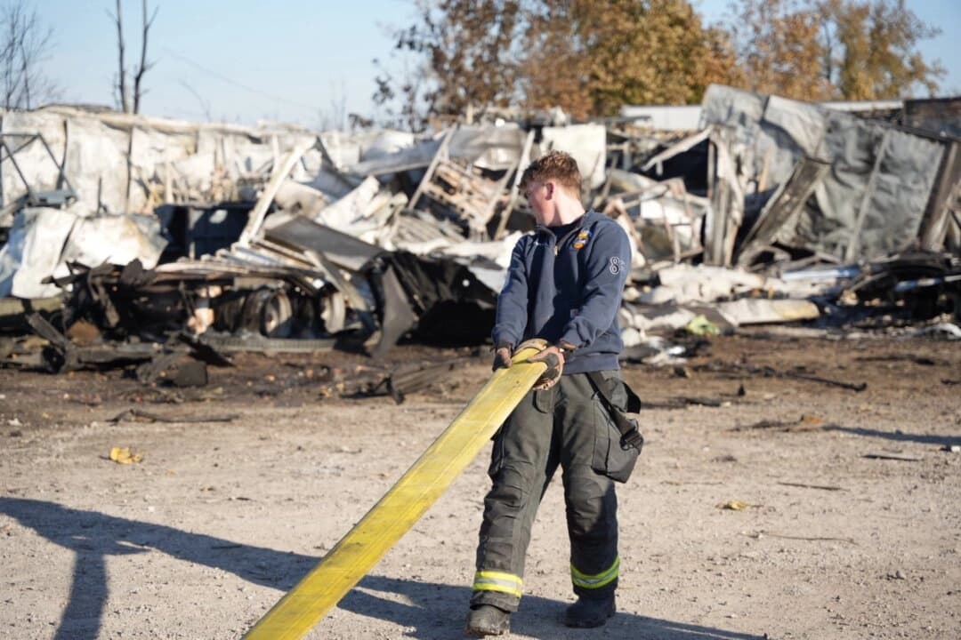 Un avión de carga de UPS se estrelló contra negocios locales después de despegar del Aeropuerto Internacional Muhammad Ali de Louisville el 4 de noviembre de 2025. (Alcalde de Louisville Craig Greenberg / Facebook)