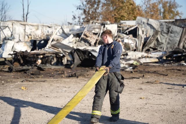 Un avión de carga de UPS se estrelló contra negocios locales después de despegar del Aeropuerto Internacional Muhammad Ali de Louisville el 4 de noviembre de 2025. (Alcalde de Louisville Craig Greenberg / Facebook)