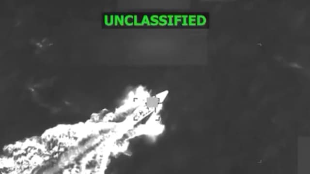Fotograma de imágenes de un ataque contra un presunto barco narcotraficante en el Caribe el 6 de noviembre de 2025. (@SecWar/X)