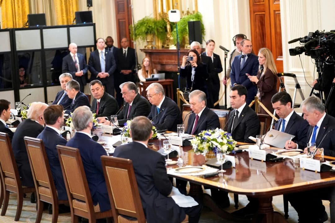 El presidente de Kirguistán, Sadyr Japarov; el presidente de Tayikistán, Emomali Rahmon; el presidente de Kazajistán, Kassym-Jomart Tokayev, el presidente de Uzbekistán, Shavkat Mirziyoyev, y el presidente de Turkmenistán, Serdar Berdimuhamedow, así como otros miembros de la delegación de los países de Asia Central C5+1, asistieron a una cena con el presidente Donald Trump en el Salón Este de la Casa Blanca el 6 de noviembre de 2025. (Nathan Howard/Reuters)