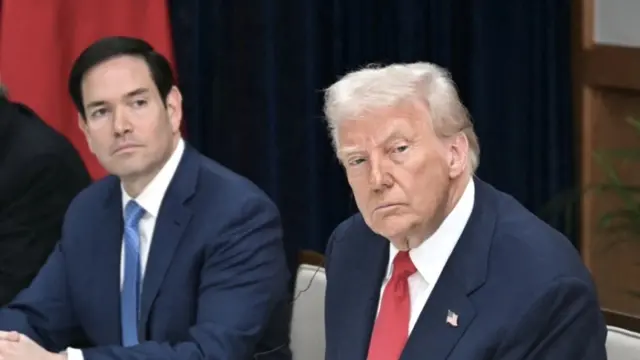 El secretario de Estado Marco Rubio (izq.) y el presidente Donald Trump (der.) participan en conversaciones con el líder chino Xi Jinping en la base aérea de Gimhae, ubicada junto al aeropuerto internacional de Gimhae, en Busan, el 30 de octubre de 2025. (Andrew Caballero-Reynolds/AFP vía Getty Images)