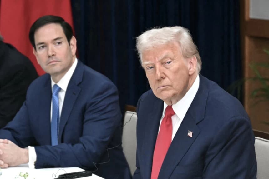 El secretario de Estado Marco Rubio (izq.) y el presidente Donald Trump (der.) participan en conversaciones con el líder chino Xi Jinping en la base aérea de Gimhae, ubicada junto al aeropuerto internacional de Gimhae, en Busan, el 30 de octubre de 2025. (Andrew Caballero-Reynolds/AFP vía Getty Images)