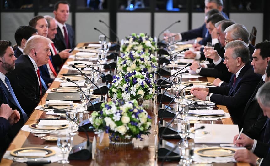 El presidente de Estados Unidos, Donald Trump (tercero por la izquierda), escucha al presidente de Uzbekistán, Shavkat Mirziyoyev (cuarto por la derecha), durante una cena con líderes de Asia Central en el Salón Este de la Casa Blanca, en Washington D. C., el 6 de noviembre de 2025. (MANDEL NGAN/AFP vía Getty Images)