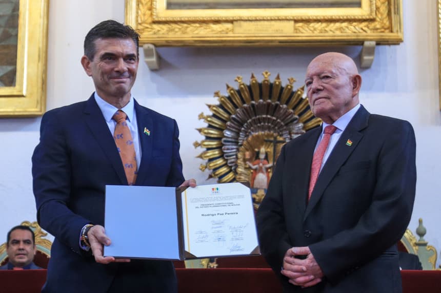El presidente del Tribunal Supremo Electoral de Bolivia, Óscar Hassenteufel (d), posa con el presidente electo Rodrigo Paz (i) este miércoles, en la Casa de la Libertad de Sucre, Bolivia. El mandatario electo de Bolivia recibió del Tribunal Supremo Electoral (TSE) su credencial como presidente constitucional, con un llamado a la "unidad" y a la "concertación" dirigido a los líderes políticos, las regiones y las naciones indígenas. (EFE/ Gabriel Márquez)