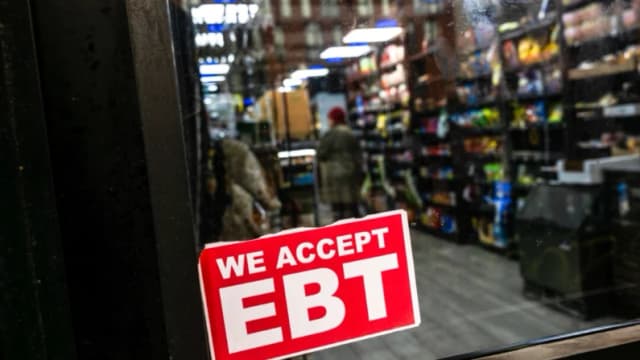 Una tienda muestra un cartel en el que se indica que se aceptan tarjetas de transferencia electrónica de beneficios (EBT) para compras del Programa de Asistencia Nutricional Suplementaria (SNAP) en la ciudad de Nueva York el 30 de octubre de 2025. (Spencer Platt/Getty Images)
