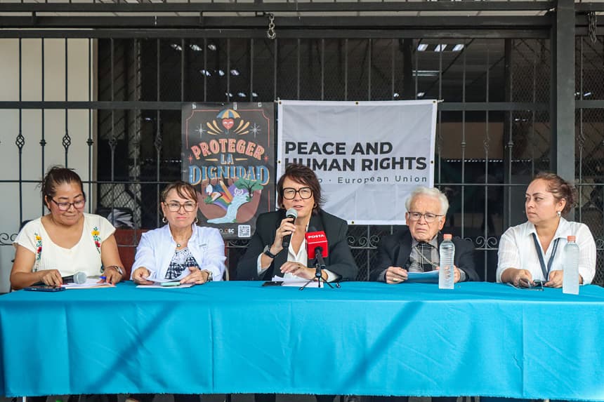 La europarlamentaria española Diana Riba i Giner (c) habla en una conferencia de prensa este jueves, en Tuxtla Gutiérrez, Chiapas. Una delegación de europarlamentarios y organizaciones civiles europeas y mexicanas hicieron un llamado urgente a las autoridades en México ante la crisis de desapariciones y violencia que atraviesa el país, donde hay más de 133,000 registros oficiales de personas desaparecidas. (EFE/Carlos López)