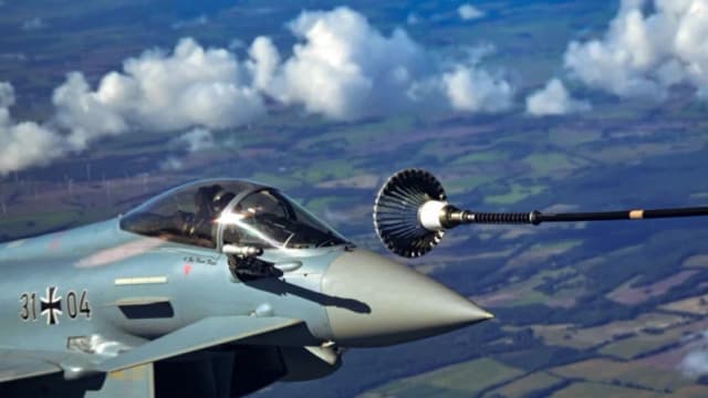 Un Eurofighter Typhoon de la Fuerza Aérea Alemana repostando en vuelo durante una demostración en la base aérea militar de Laage, Alemania, el 23 de septiembre de 2025. (Tobias Schwarz/AFP vía Getty Images)