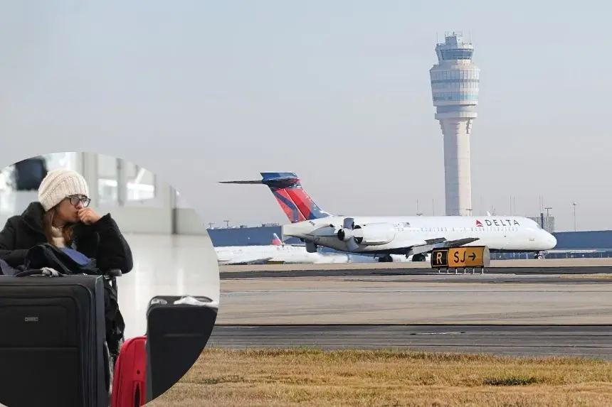 Composición: Imagen de fondo: Un avión sobrevuela la torre de control del tráfico aéreo mientras los viajeros pasan por el Aeropuerto Internacional Hartsfield-Jackson de Atlanta el 7 de noviembre de 2025 en Atlanta, Georgia. (Megan Varner/Getty Images) Esquina: Una viajera espera con su equipaje en el Aeropuerto Internacional Newark Liberty, en Newark, Nueva Jersey, el 7 de noviembre de 2025. (TIMOTHY A. CLARY/AFP a través de Getty Images)