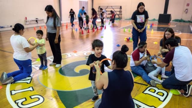 Niños con autismo, padres y voluntarios participan en la sesión del Programa 3C para el Autismo en el gimnasio de la Universidad Autónoma de Baja California en Tijuana, estado de Baja California, México, el 19 de junio de 2024. (GUILLERMO ARIAS/AFP vía Getty Images)