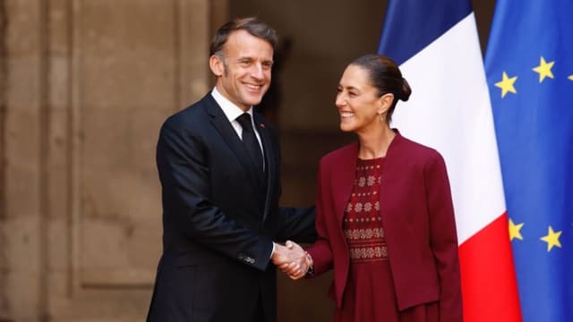 La presidenta de México, Claudia Sheinbaum (Dcha.), saluda al presidente de Francia, Emmanuel Macron a su llegada este viernes, en la Ciudad de México, México. Sheinbaum recibió a Macron en una visita oficial centrada en la cooperación política, económica y cultural, y en la que México buscará la restitución de códices históricos actualmente en Francia. (EFE/ Sáshenka Gutiérrez)