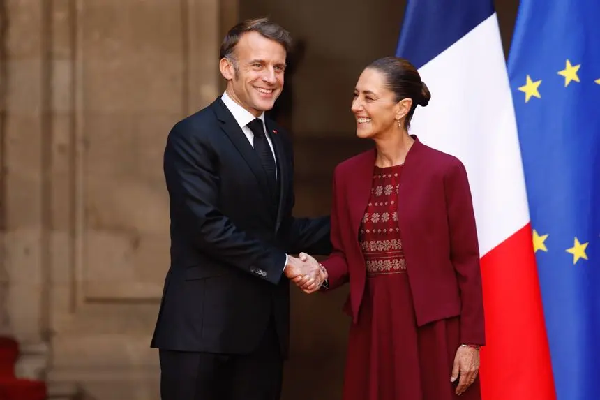 La presidenta de México, Claudia Sheinbaum (Dcha.), saluda al presidente de Francia, Emmanuel Macron a su llegada este viernes, en la Ciudad de México, México. Sheinbaum recibió a Macron en una visita oficial centrada en la cooperación política, económica y cultural, y en la que México buscará la restitución de códices históricos actualmente en Francia. (EFE/ Sáshenka Gutiérrez)