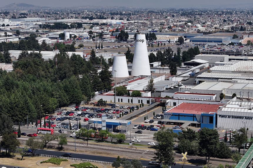 Vista aérea de la fábrica de automóviles Stellantis en la ciudad de Toluca el 3 de abril de 2025. Stellantis, que tiene plantas en la ciudad central de Toluca y Saltillo (norte), dijo en un comunicado el 3 de abril de 2025 que detendría la producción en algunas fábricas de México, donde produce vehículos Dodge y Ram, y en Canadá. (MARIO VÁZQUEZ/AFP vía Getty Images)