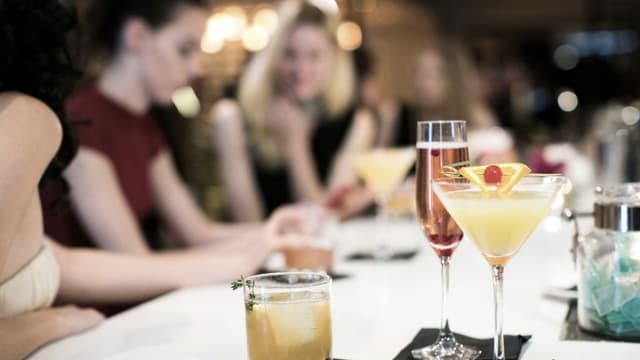 Consumo excesivo de alcohol aumenta riesgo de sufrir un derrame cerebral a edades más tempranas: estudio