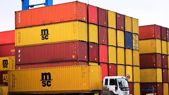 Un camión transporta un contenedor de carga en el puerto de Mundra, propiedad del Grupo Adani, en Mundra, el 5 de noviembre de 2025. (Foto de SHAMMI MEHRA/AFP vía Getty Images)