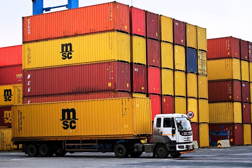 Un camión transporta un contenedor de carga en el puerto de Mundra, propiedad del Grupo Adani, en Mundra, el 5 de noviembre de 2025. (Foto de SHAMMI MEHRA/AFP vía Getty Images)