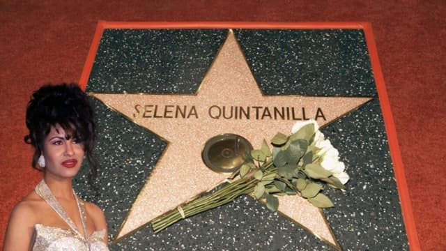 Una imagen combinada de Selena Quintanilla (Izq.) en la sala de prensa de los Premios Grammy 1994 en la ciudad de Nueva York, Nueva York. (Vinnie Zuffante/Getty Images); Selena es homenajeada póstumamente con una estrella en el Paseo de la Fama de Hollywood el 3 de noviembre de 2017, en Hollywood, California. (TARA ZIEMBA/AFP a través de Getty Images)