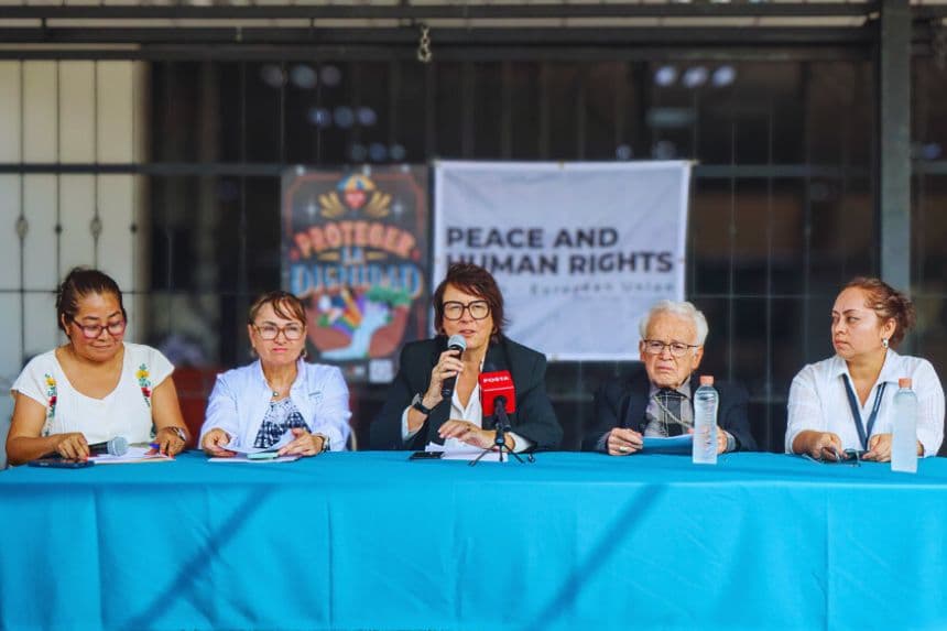 La europarlamentaria española Diana Riba i Giner (c) habla en una conferencia de prensa este jueves, en Tuxtla Gutiérrez, Chiapas. Una delegación de europarlamentarios y organizaciones civiles europeas y mexicanas hicieron un llamado urgente a las autoridades en México ante la crisis de desapariciones y violencia que atraviesa el país, donde hay más de 133,000 registros oficiales de personas desaparecidas. (EFE/Carlos López)